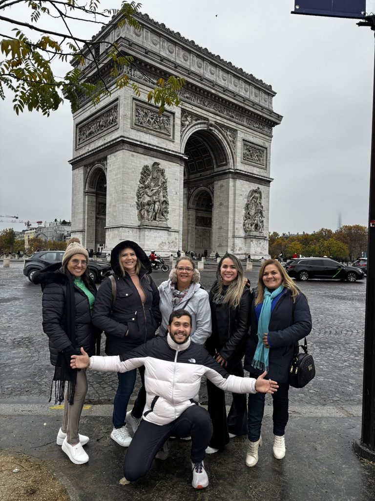 Grupo Sena Tour no Arco do Triunfo, Paris.